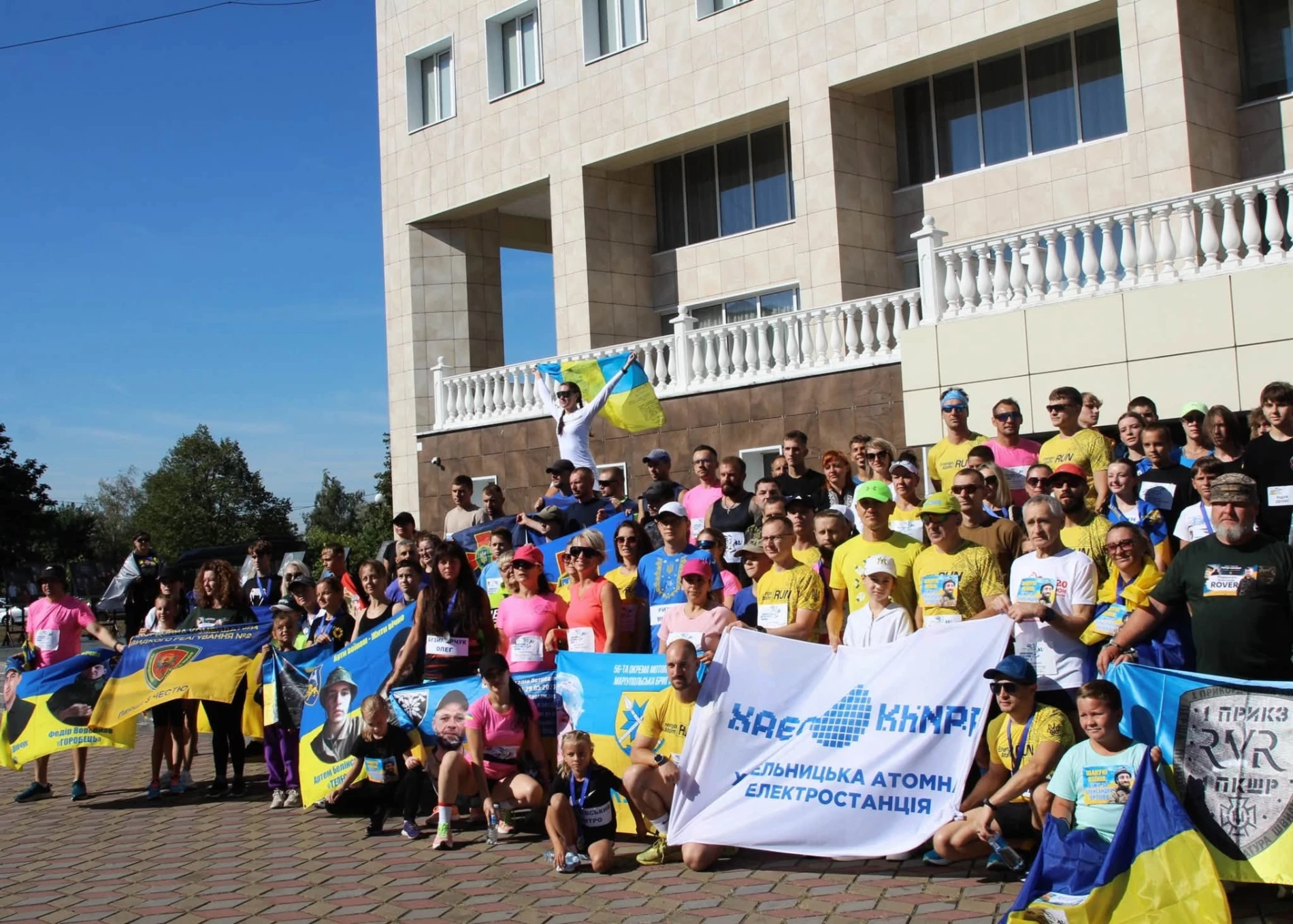 З іменами Героїв на грудях: у Нетішині понад 400 учасників долучилися до забігу пам'яті.