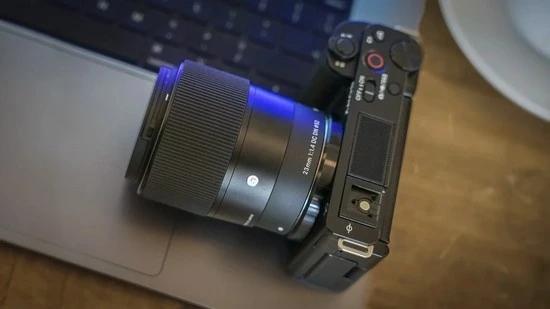 Світлосильний ширококутний фікс Sigma 16mm f/1.4 DC DN Contemporary на кроп-камерах Sony