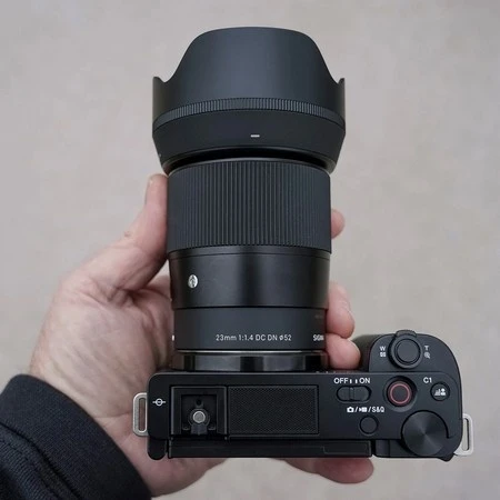 Світлосильний ширококутний фікс Sigma 16mm f/1.4 DC DN Contemporary на кроп-камерах Sony