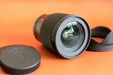 Світлосильний ширококутний фікс Sigma 16mm f/1.4 DC DN Contemporary на кроп-камерах Sony