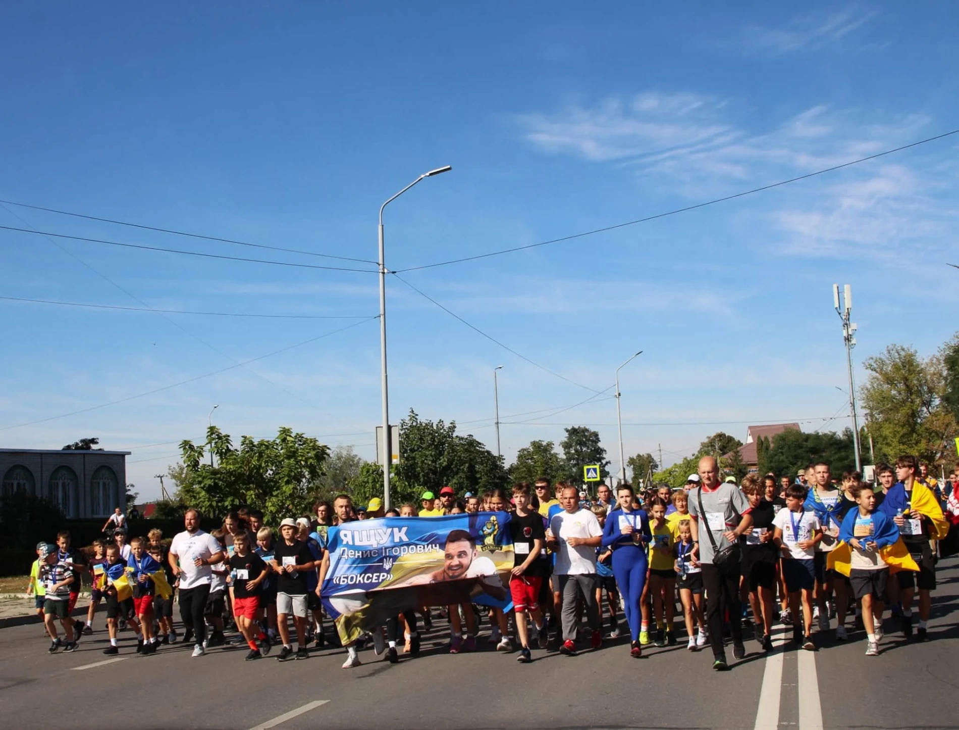 З іменами Героїв на грудях: у Нетішині понад 400 учасників долучилися до забігу пам'яті.