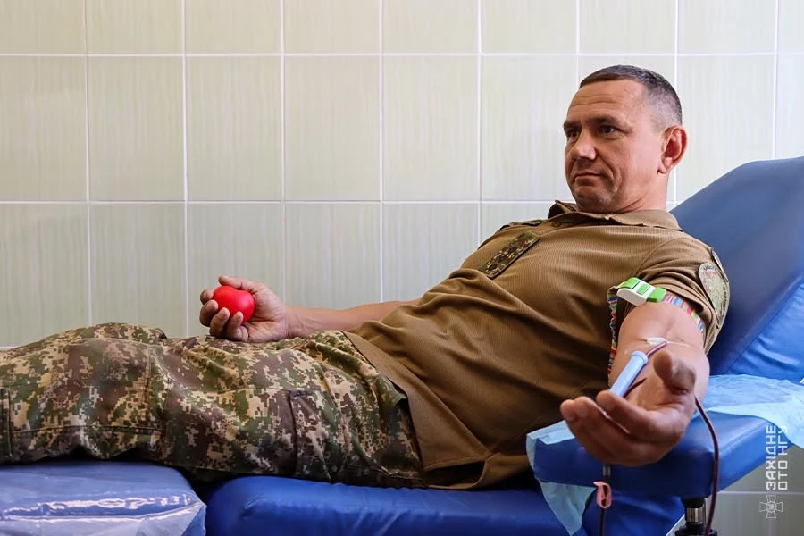 Поділилися кров’ю заради порятунку інших: нацгвардійці Нетішина долучилися до донорської акції
