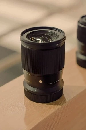 Світлосильний ширококутний фікс Sigma 16mm f/1.4 DC DN Contemporary на кроп-камерах Sony
