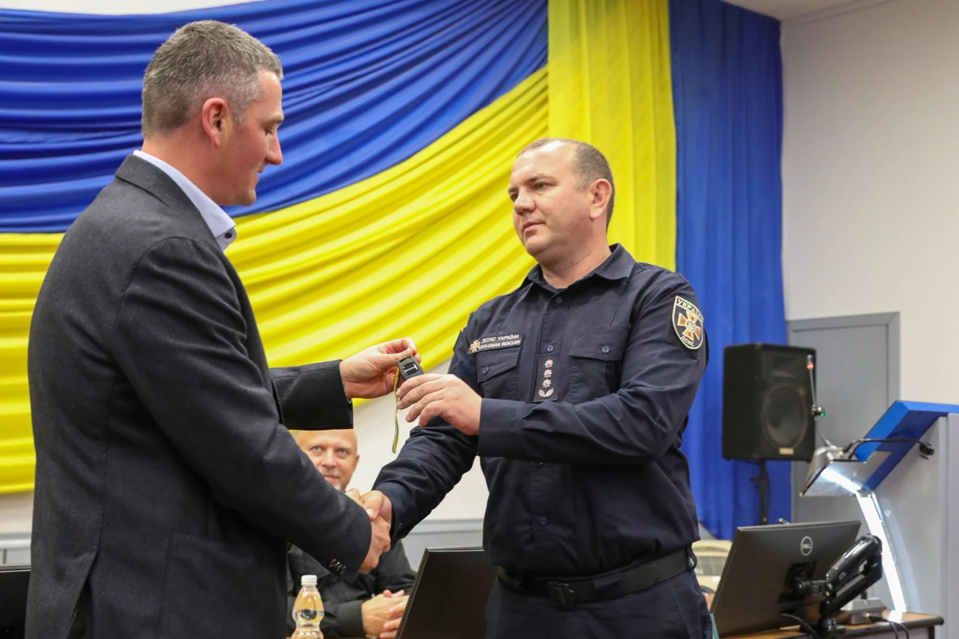 На Хмельницькій АЕС відзначили рятувальників і передали їм новий спецавтомобіль