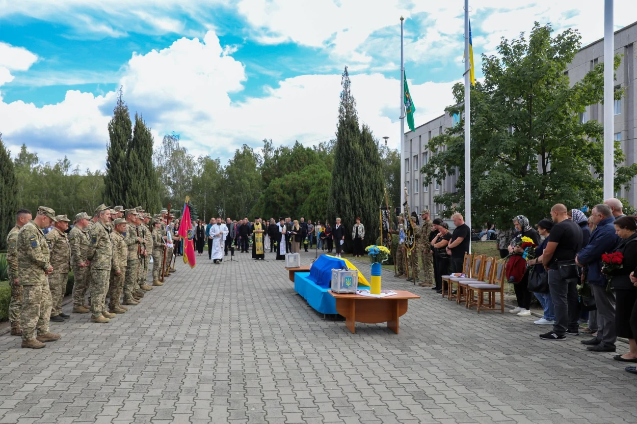 Навіки 39: у Нетішині попрощалися з захисником Сергієм Сташуком