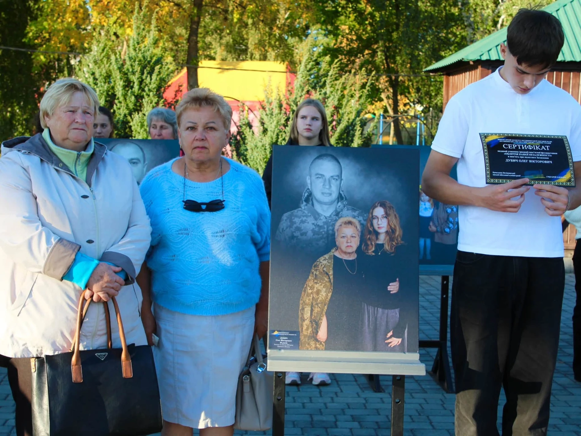 «Обличчя нашої Незалежності»: у Нетішині відкрили пам’ятну фотовиставку на честь полеглих Героїв