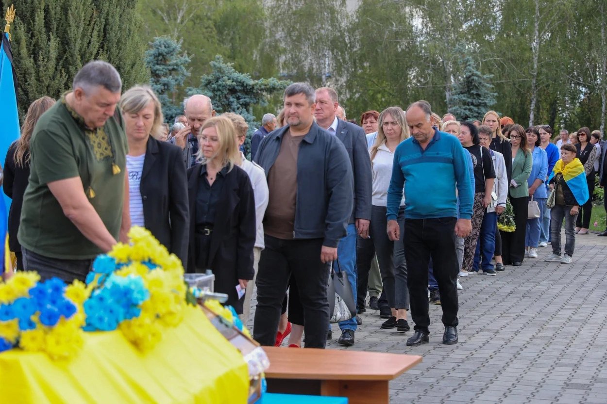 Навіки 39: у Нетішині попрощалися з захисником Сергієм Сташуком