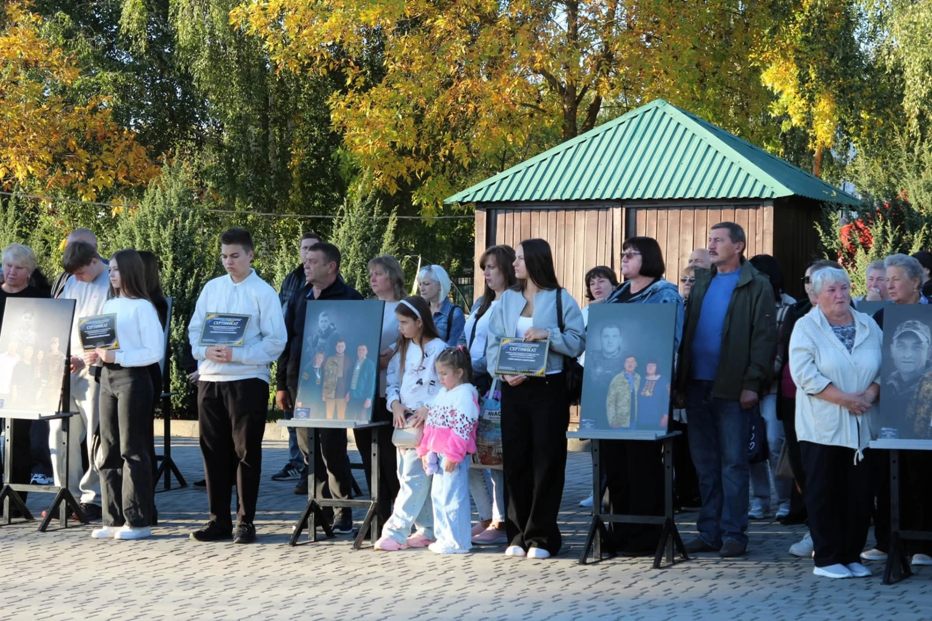 «Обличчя нашої Незалежності»: у Нетішині відкрили пам’ятну фотовиставку на честь полеглих Героїв