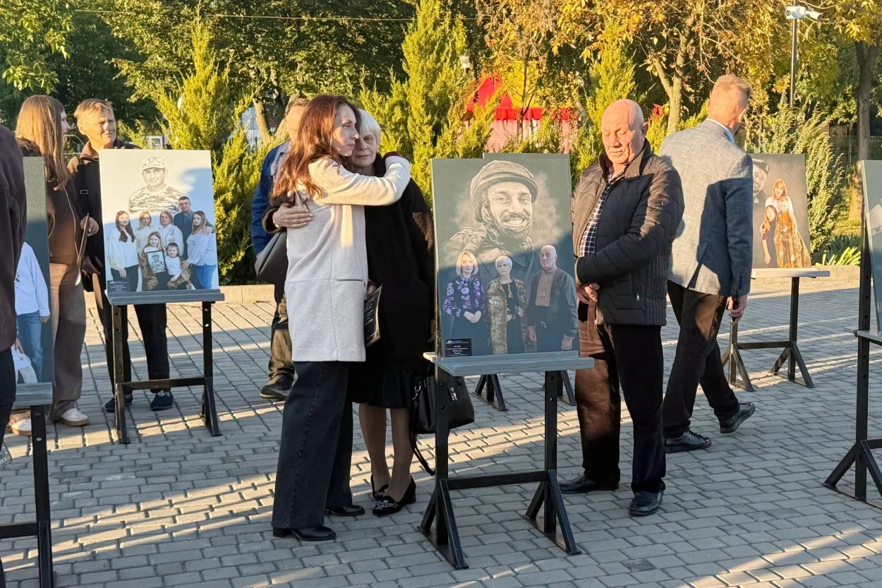 «Обличчя нашої Незалежності»: у Нетішині відкрили пам’ятну фотовиставку на честь полеглих Героїв
