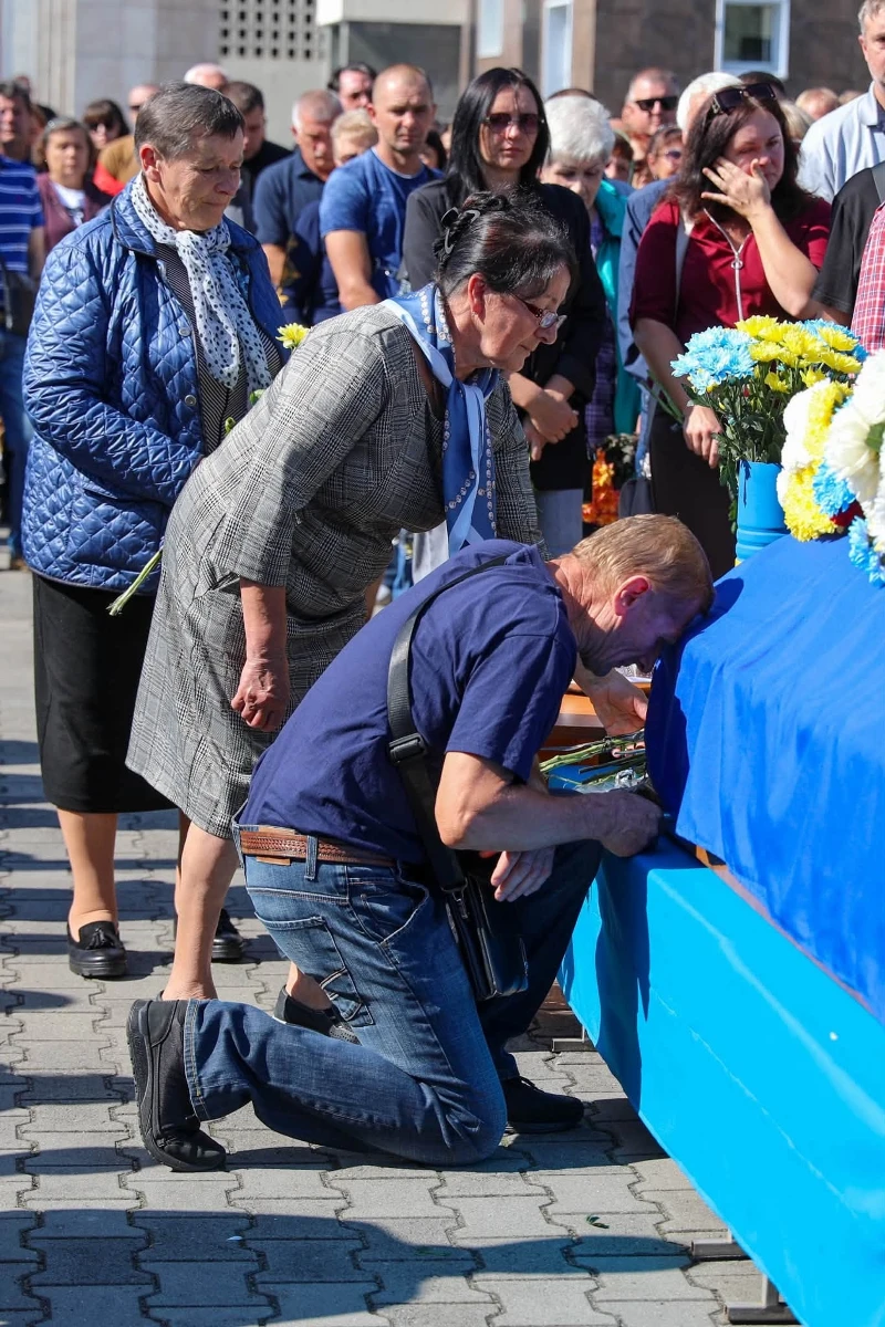 День міста, сповнений скорботи: Нетішин попрощався з захисником Михайлом Луцем