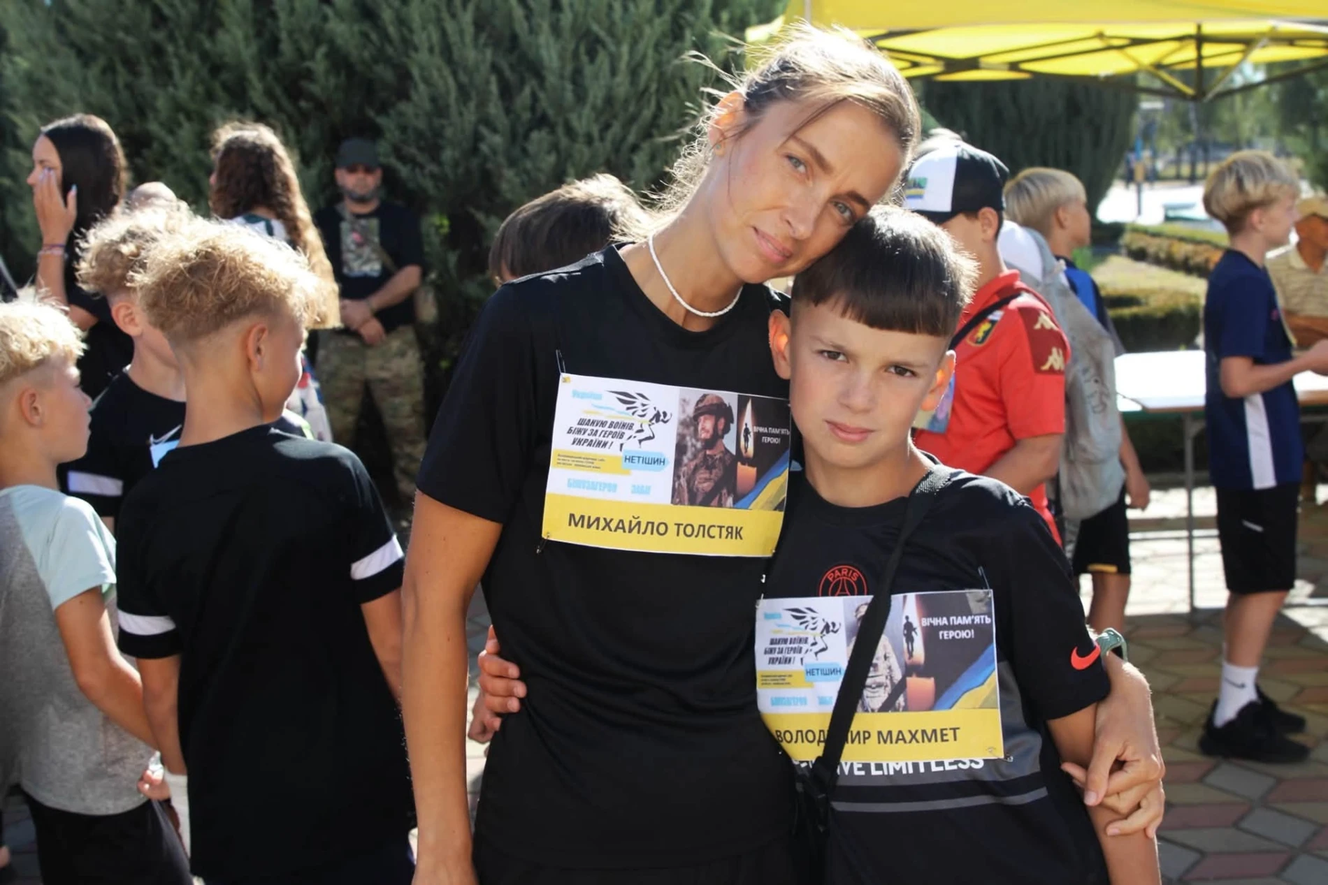 З іменами Героїв на грудях: у Нетішині понад 400 учасників долучилися до забігу пам'яті.