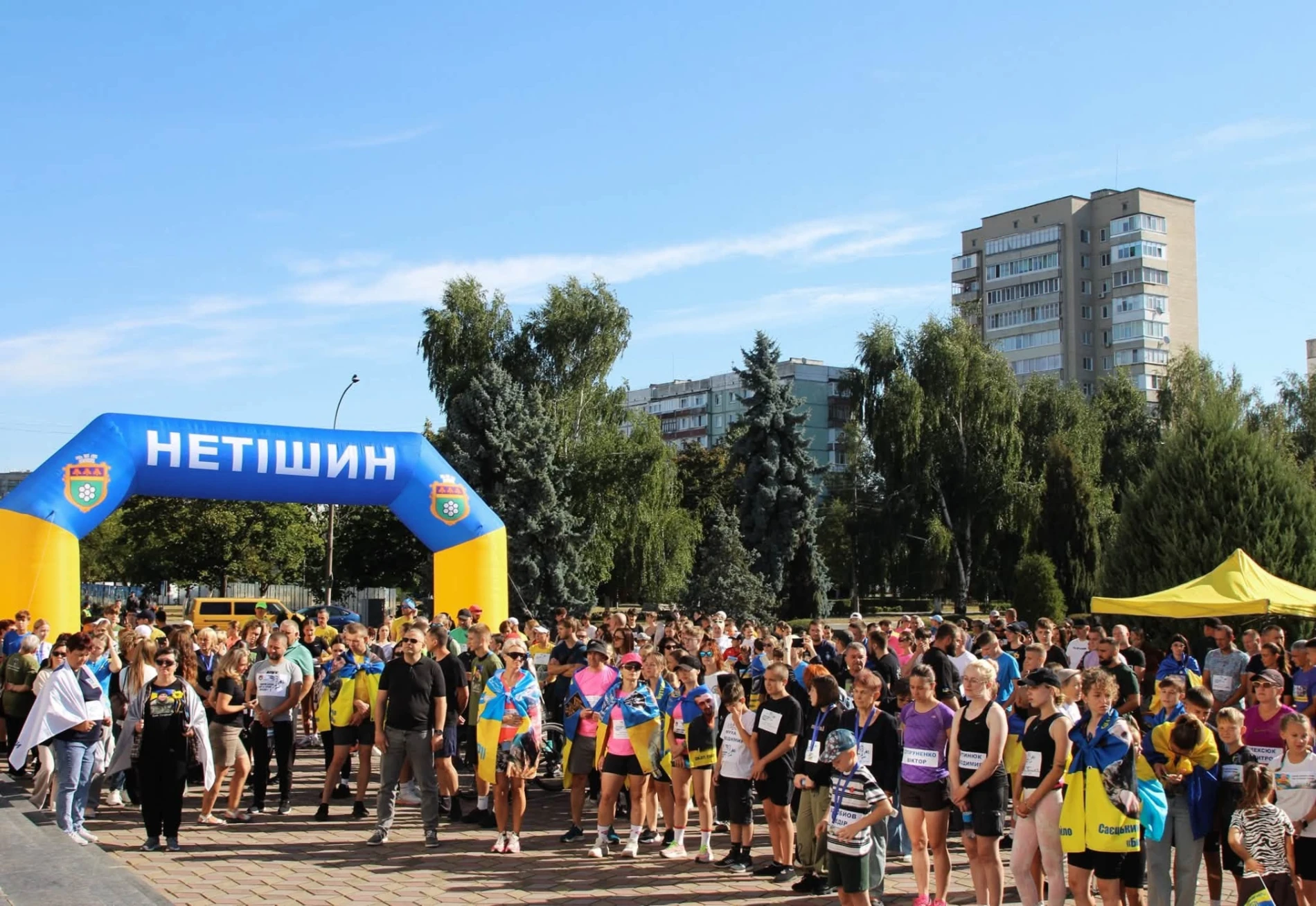 З іменами Героїв на грудях: у Нетішині понад 400 учасників долучилися до забігу пам'яті.