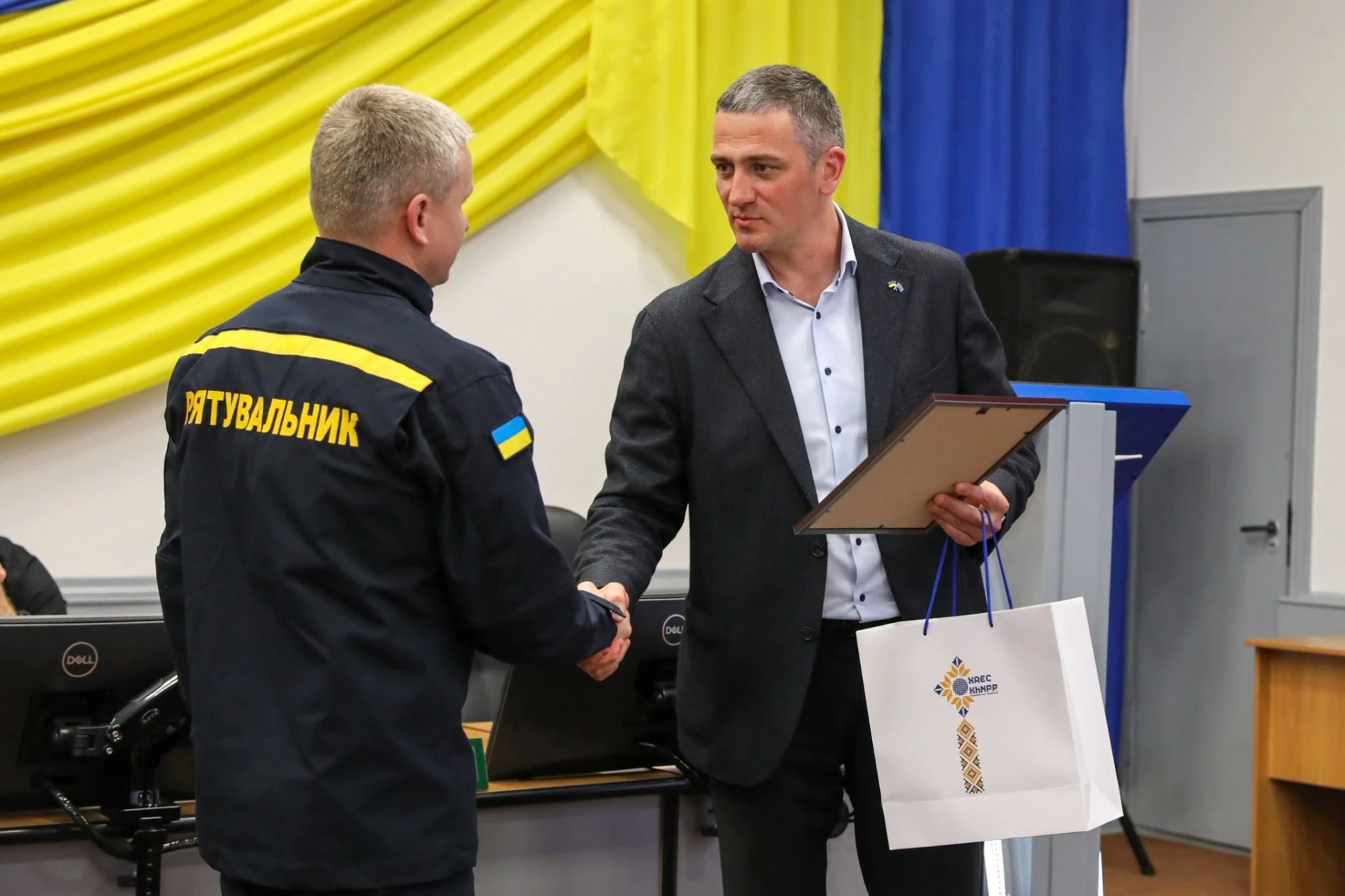 На Хмельницькій АЕС відзначили рятувальників і передали їм новий спецавтомобіль