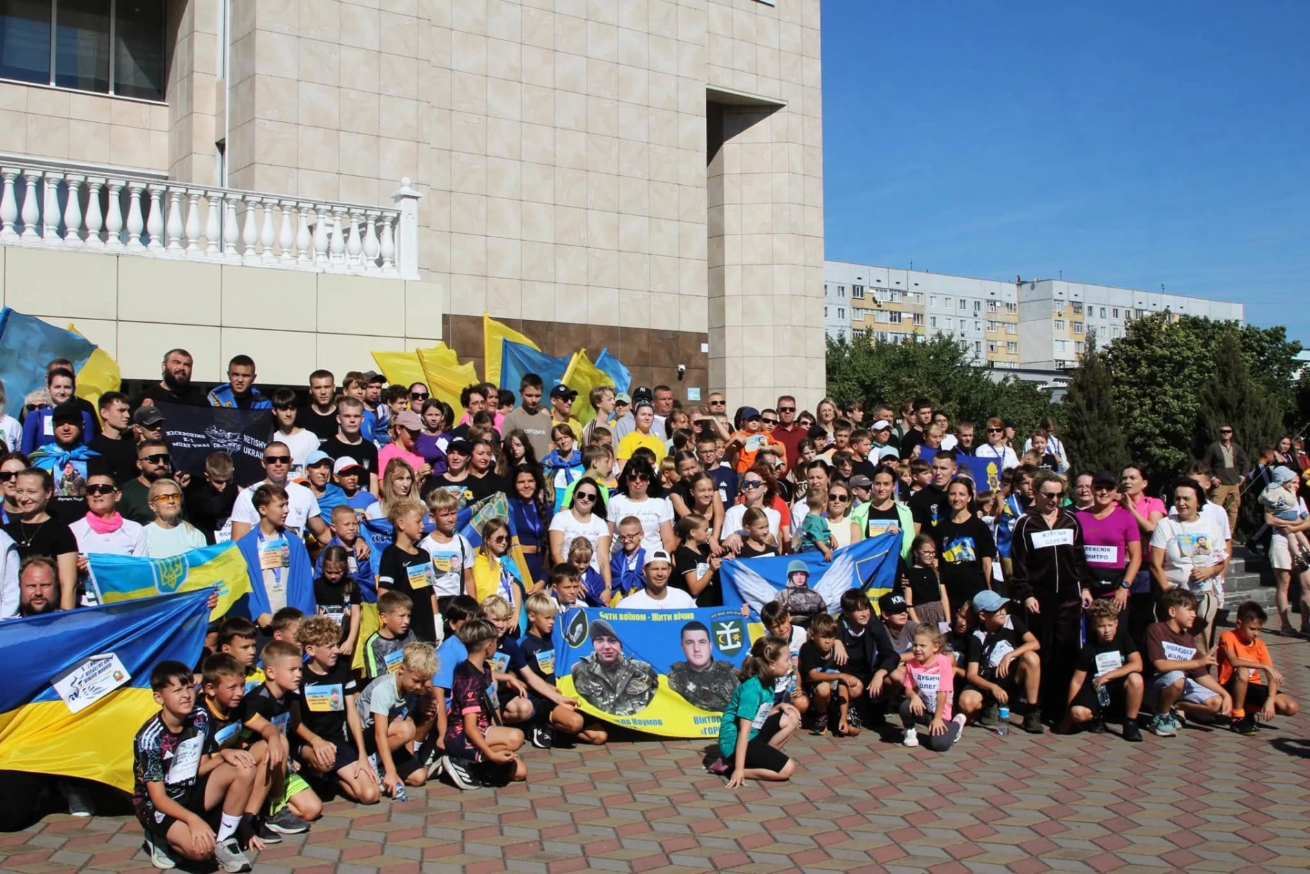 З іменами Героїв на грудях: у Нетішині понад 400 учасників долучилися до забігу пам'яті.