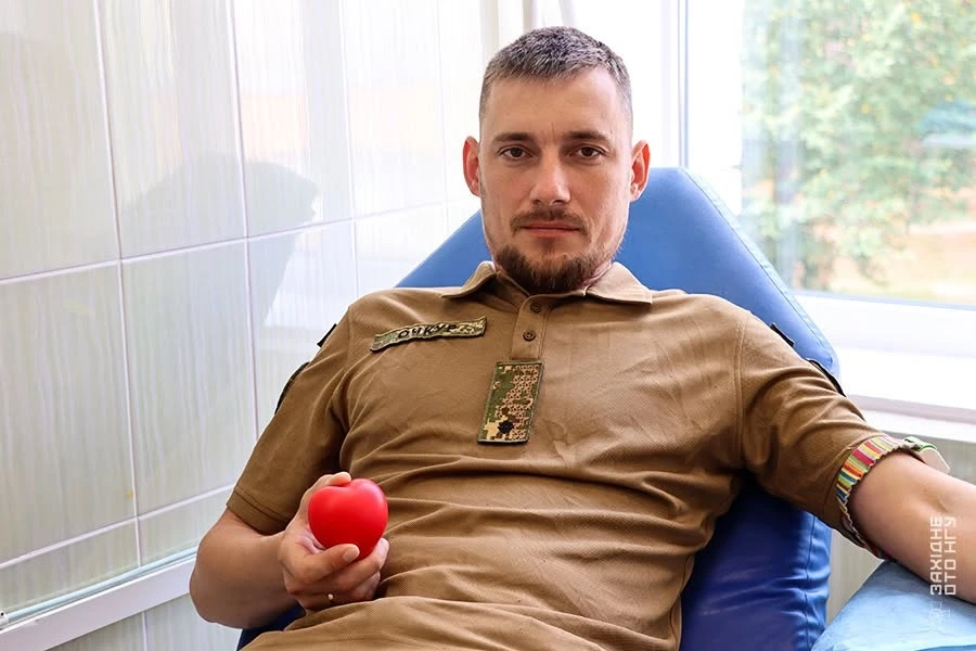Поділилися кров’ю заради порятунку інших: нацгвардійці Нетішина долучилися до донорської акції