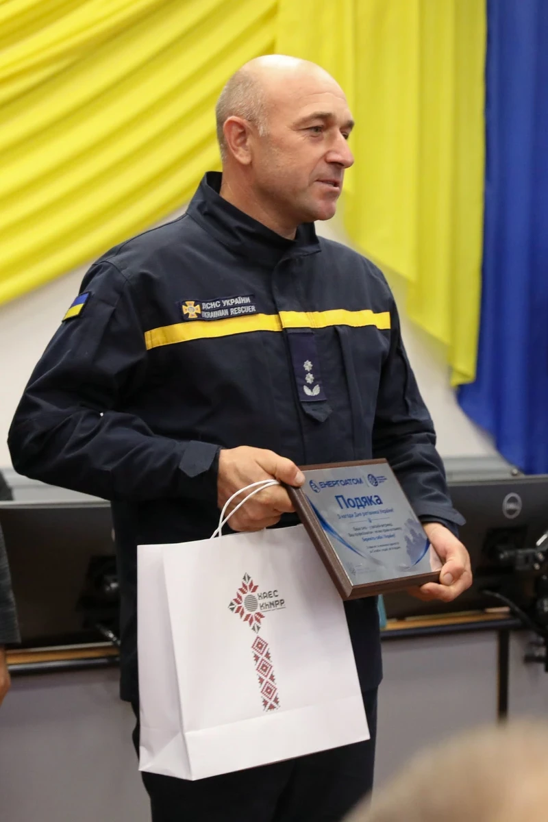 На Хмельницькій АЕС відзначили рятувальників і передали їм новий спецавтомобіль