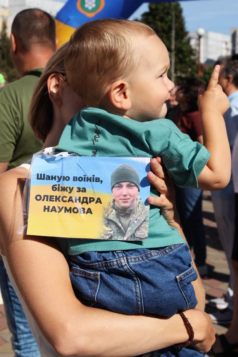 З іменами Героїв на грудях: у Нетішині понад 400 учасників долучилися до забігу пам'яті.