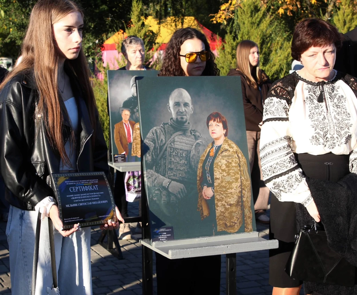 «Обличчя нашої Незалежності»: у Нетішині відкрили пам’ятну фотовиставку на честь полеглих Героїв