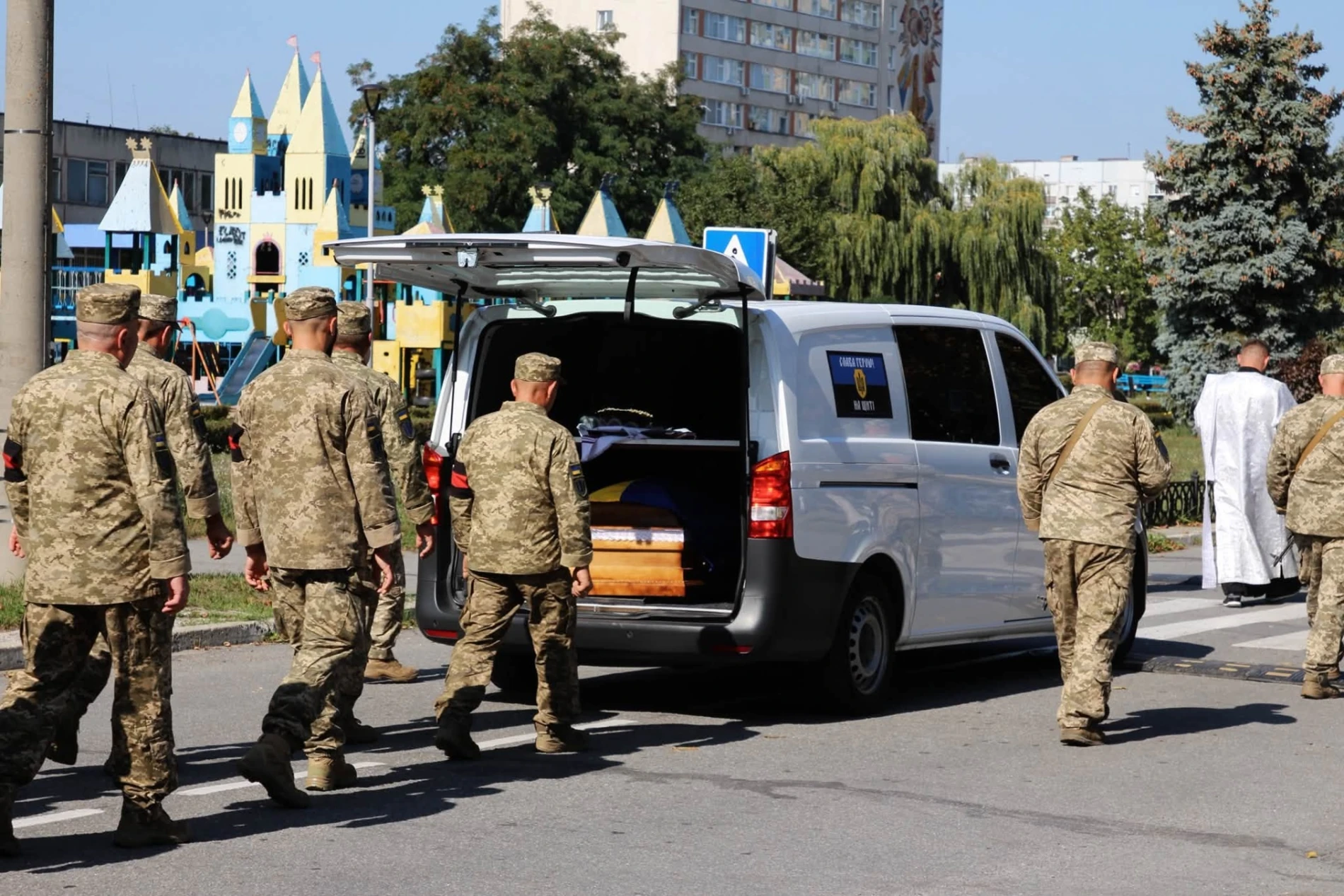 День міста, сповнений скорботи: Нетішин попрощався з захисником Михайлом Луцем