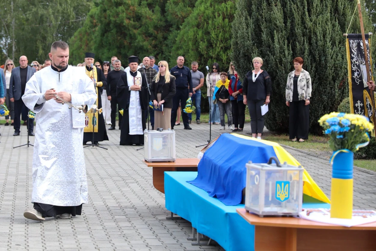 Навіки 39: у Нетішині попрощалися з захисником Сергієм Сташуком