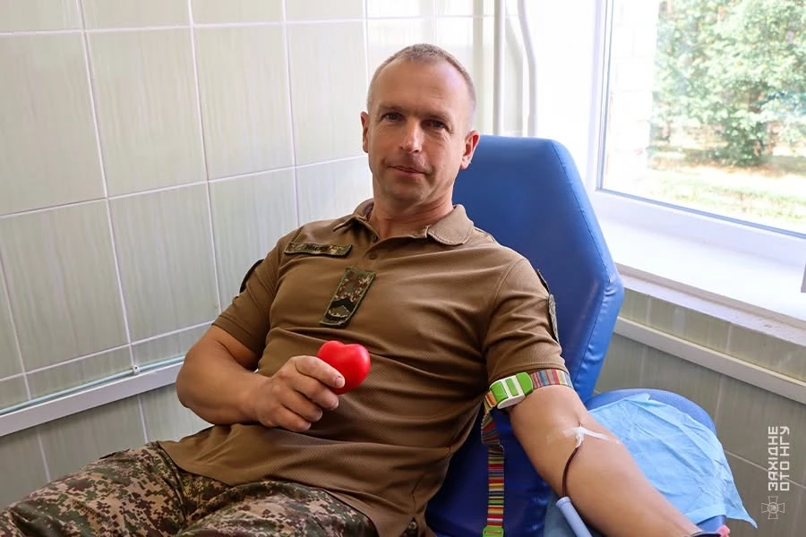 Поділилися кров’ю заради порятунку інших: нацгвардійці Нетішина долучилися до донорської акції