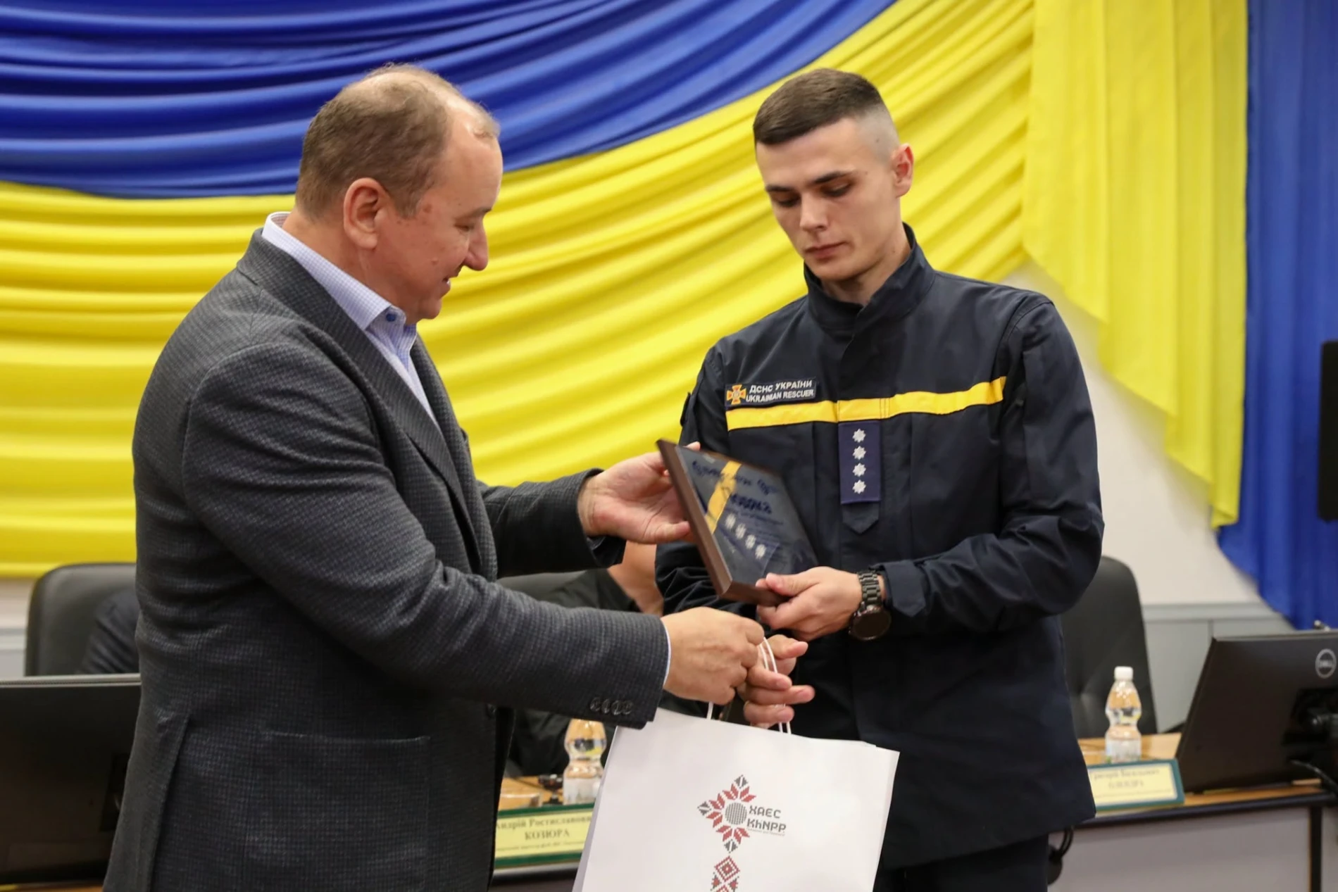 На Хмельницькій АЕС відзначили рятувальників і передали їм новий спецавтомобіль
