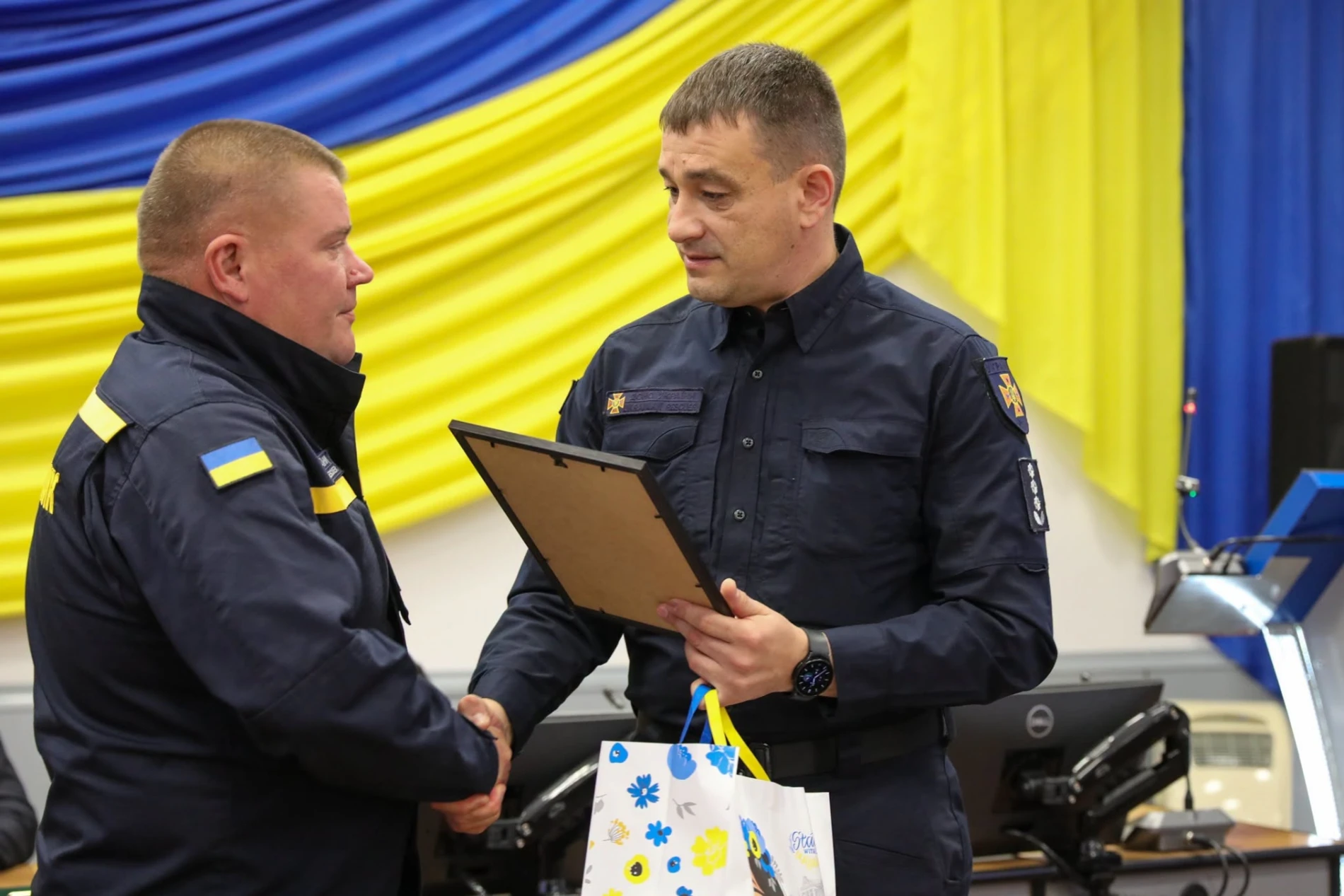 На Хмельницькій АЕС відзначили рятувальників і передали їм новий спецавтомобіль