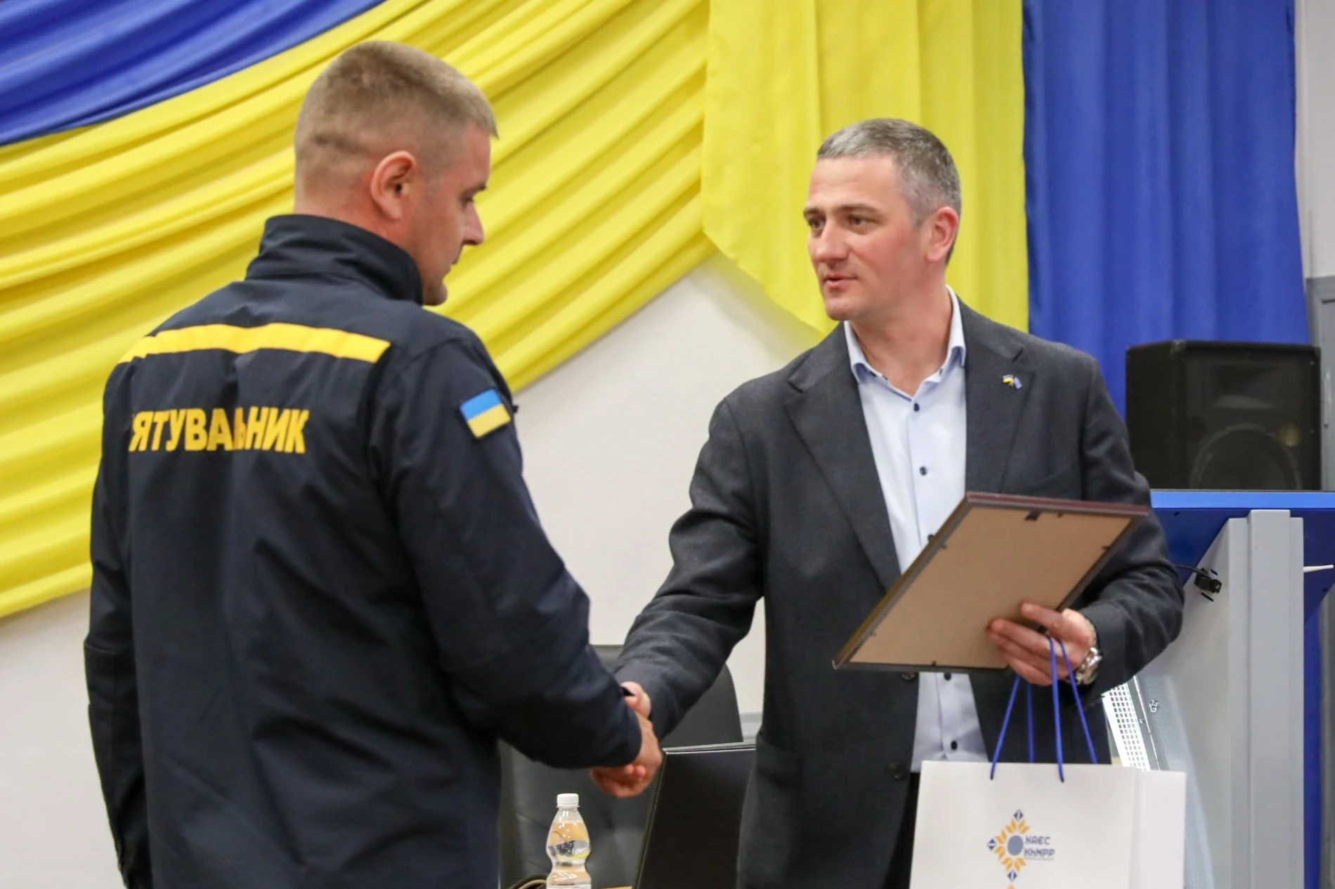 На Хмельницькій АЕС відзначили рятувальників і передали їм новий спецавтомобіль
