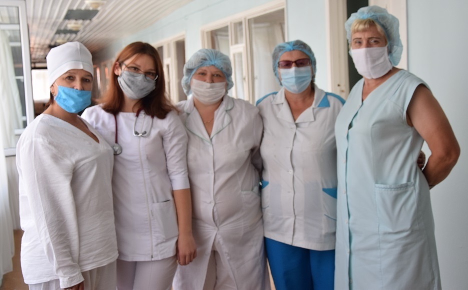 На фото: молодша медична сестра Олена Степанюк, заввідділення Марія Форсюк, постова медсестра Наталія Базан, молодша медична сестра Надія Цимбарович та буфетниця Галина Кузема.