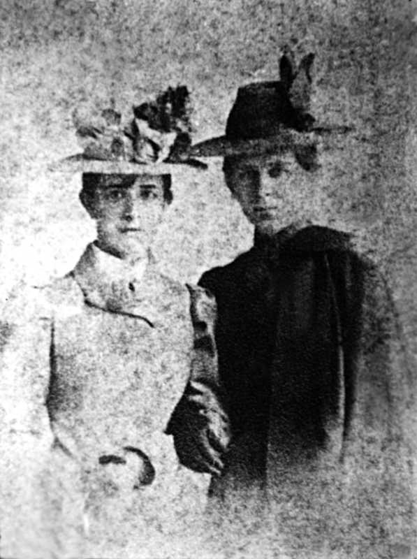 Леся Українка із сестрою Ольгою, Берлін, 1899 р.