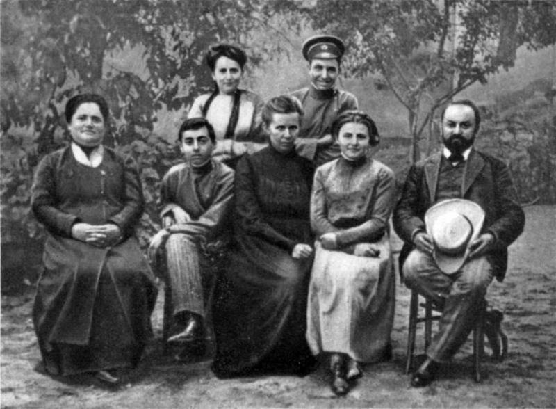 Леся Українка серед мешканців вілли «Континенталь», Гелуан (Єгипет), 1909 – 1910 р. 