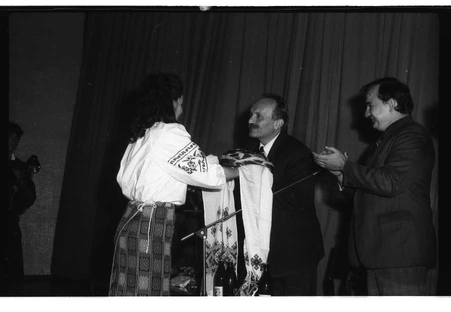 .Хліб-сіль В. Чорноволу від нетішинців. 1991р