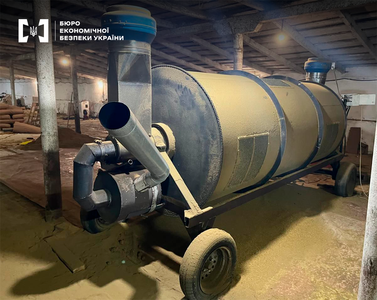 Обладнання для перероблення тютюну в одному зі знайдених цехів, 2024. Бюро еконономічної безпеки України