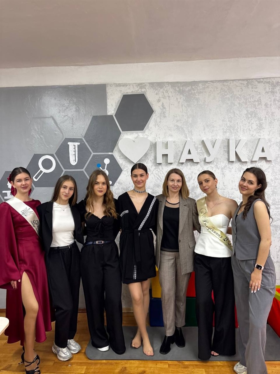 Ірина Рибачок в освітньому хабі Нетішинського академічного ліцею з членами Наукового товариства "Пошук" (травень 2025)