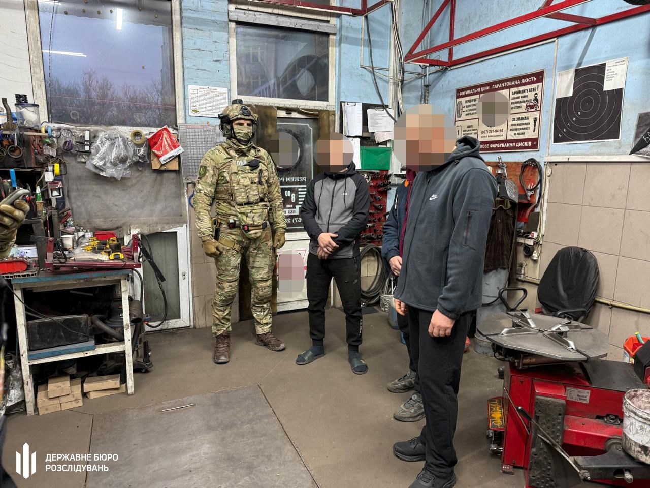 На Хмельниччині військові замість служби працювали на приватній СТО