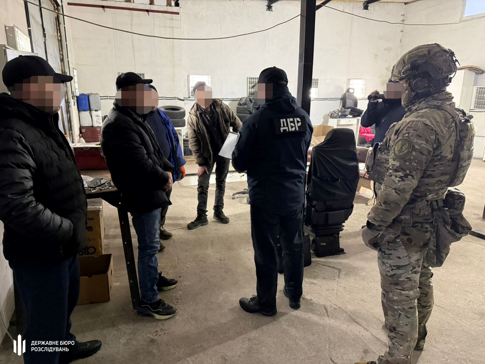 На Хмельниччині військові замість служби працювали на приватній СТО