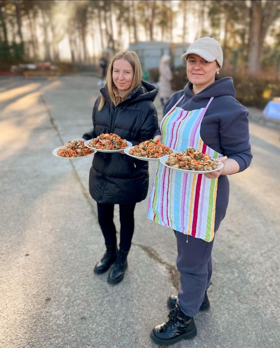 У Нетішині волонтери разом з військовими та медиками готували бограч