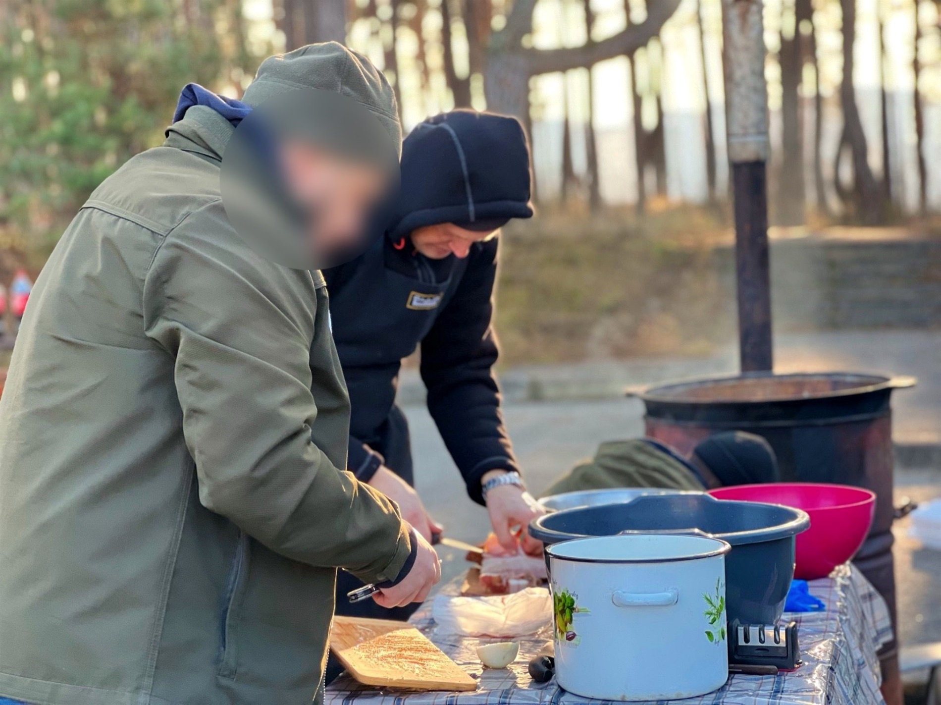 У Нетішині волонтери разом з військовими та медиками готували бограч