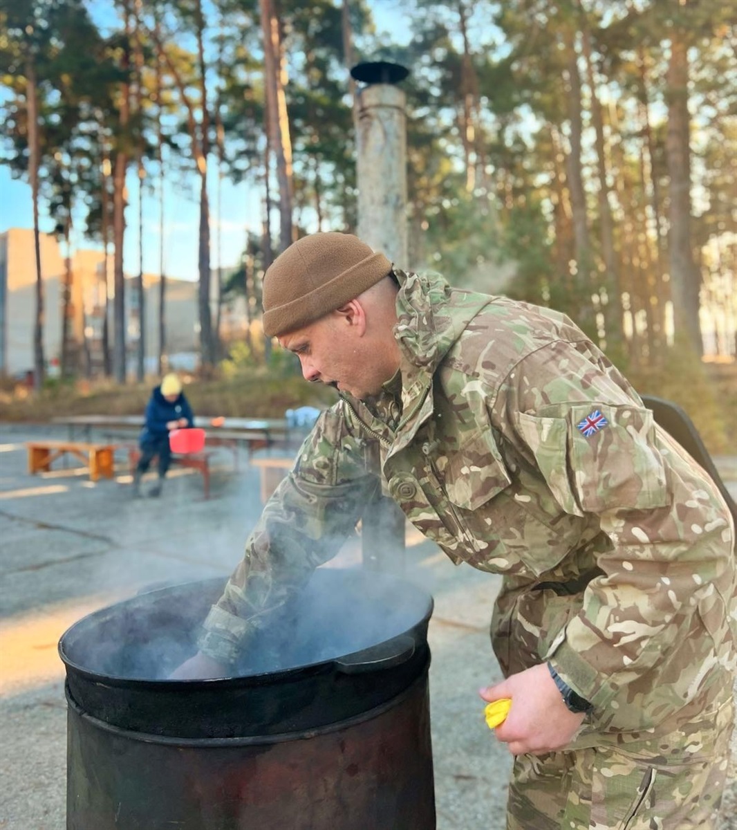 У Нетішині волонтери разом з військовими та медиками готували бограч
