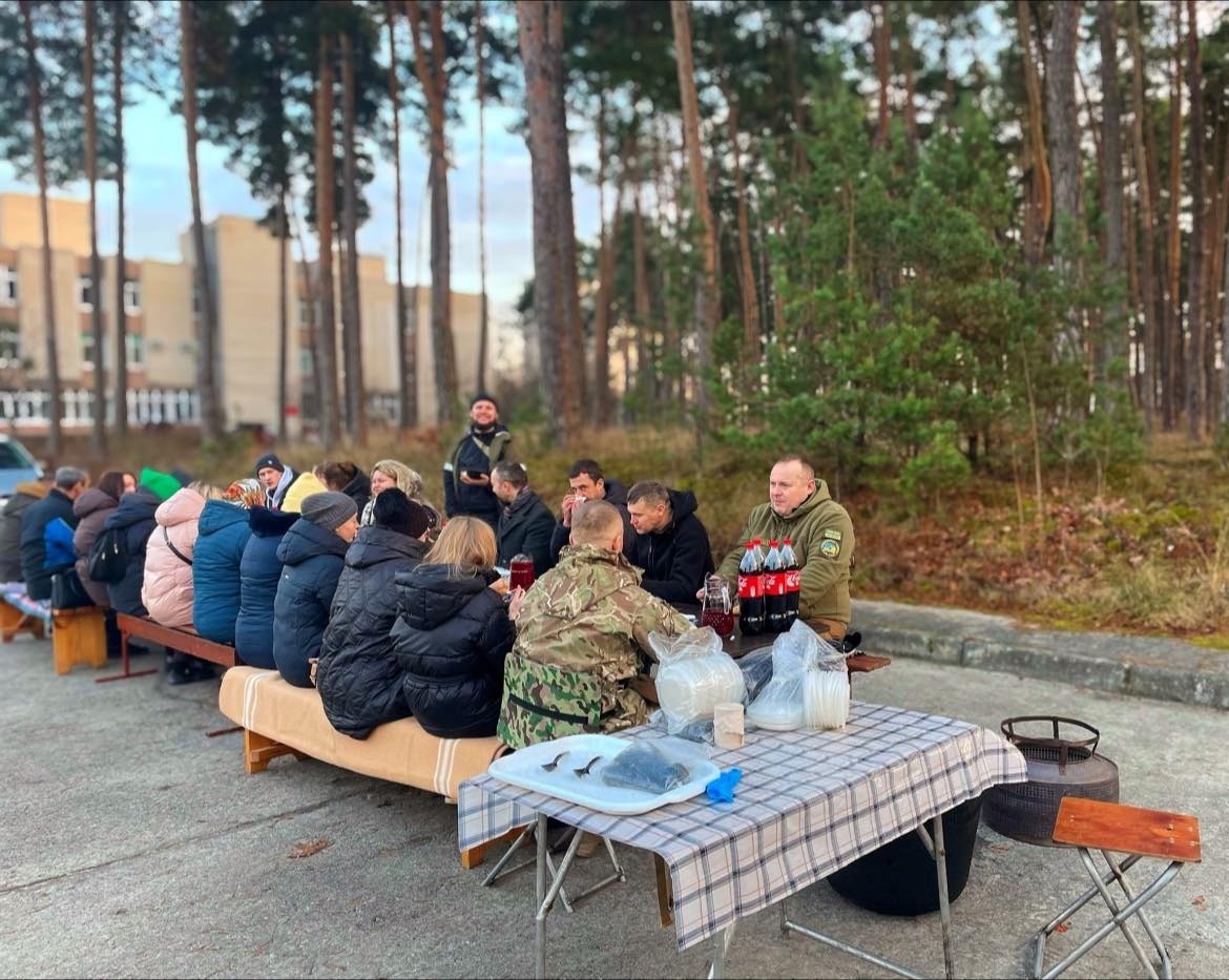 У Нетішині волонтери разом з військовими та медиками готували бограч