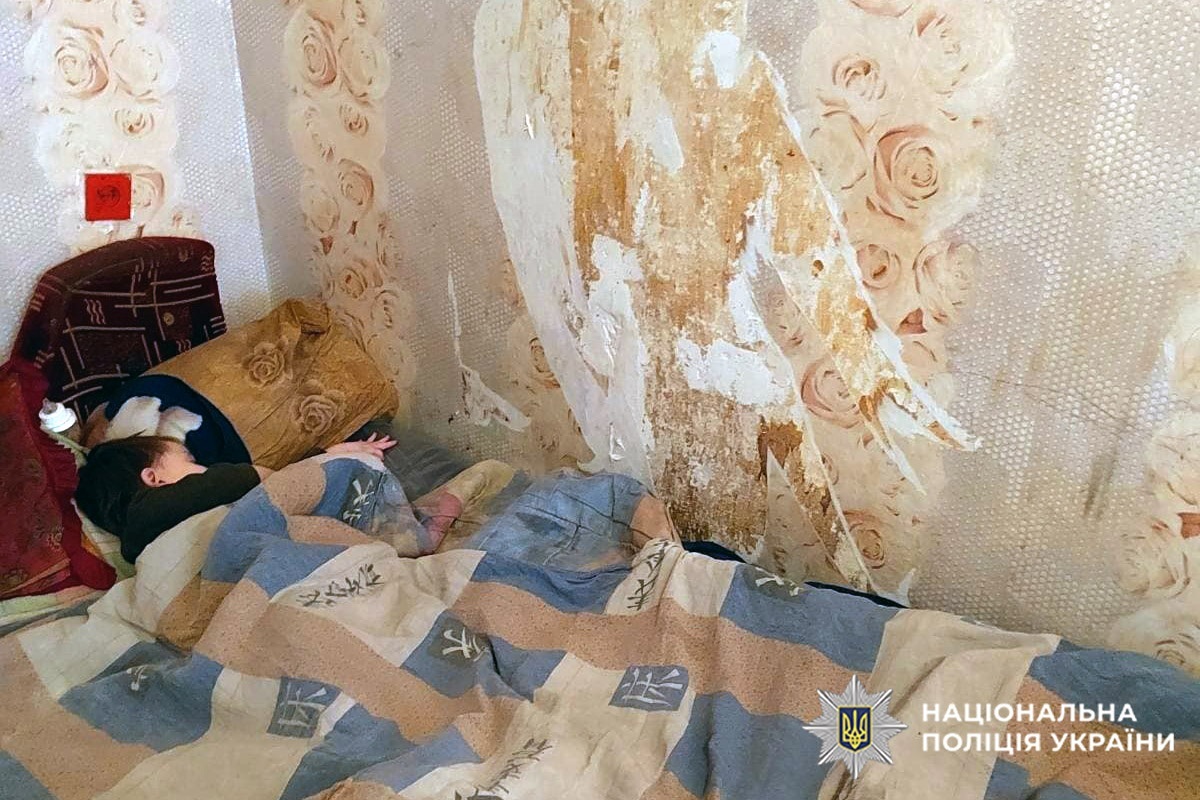 У Славуті через жебрацтво та антисанітарію у матері вилучили п’ятьох дітей