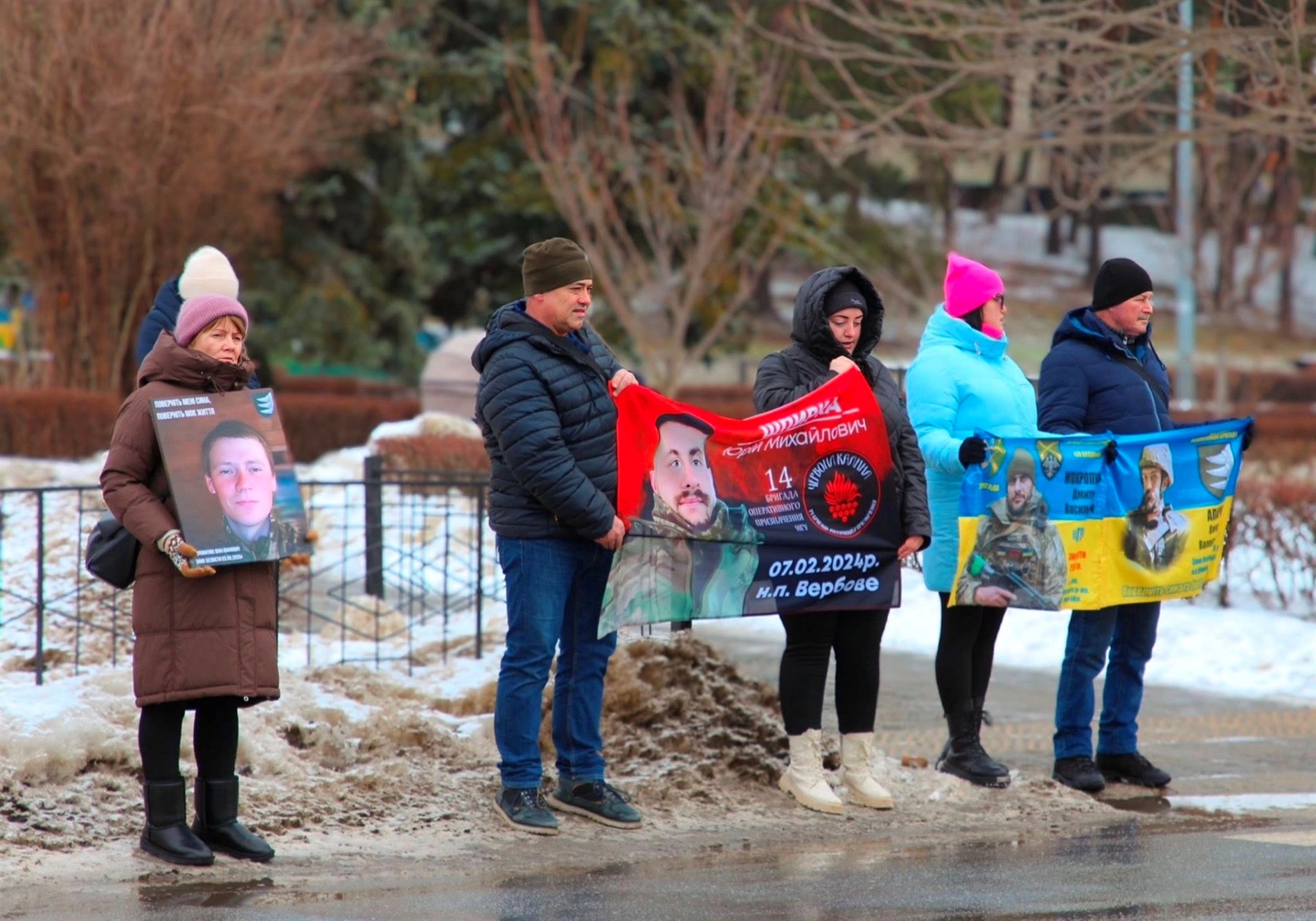 Віримо і чекаємо: у Нетішині рідні військовополонених і зниклих безвісти вийшли на акцію-нагадування