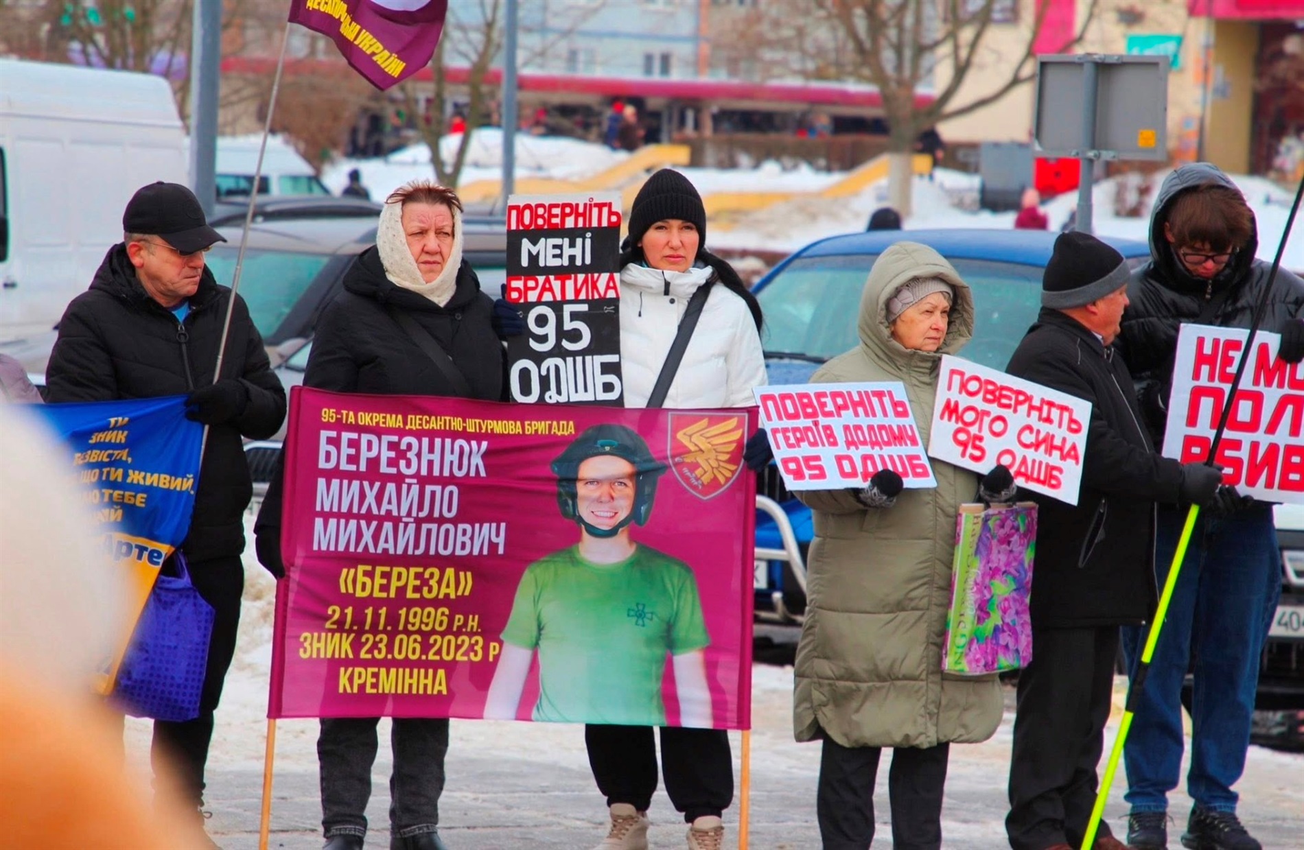 Віримо і чекаємо: у Нетішині рідні військовополонених і зниклих безвісти вийшли на акцію-нагадування