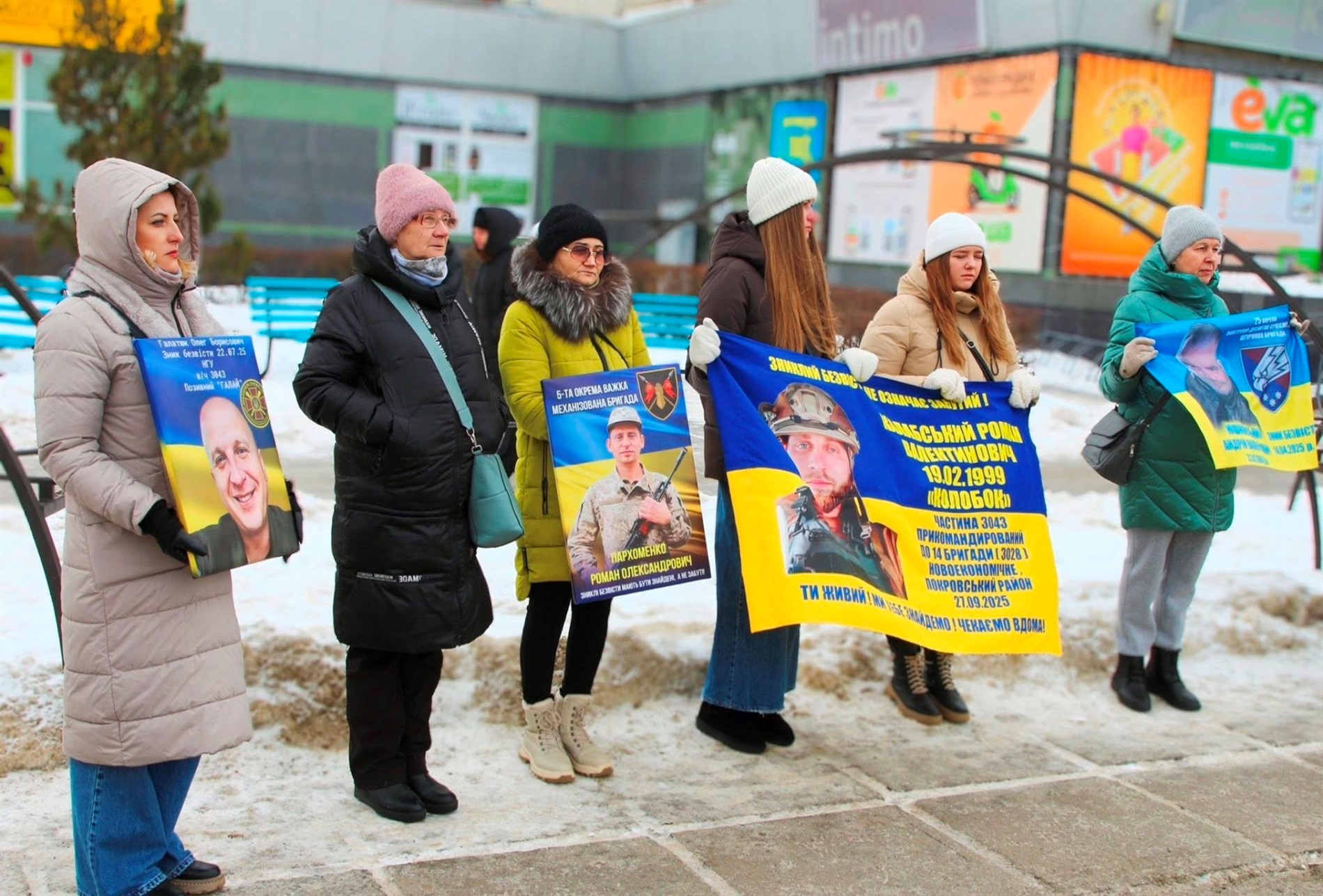 Віримо і чекаємо: у Нетішині рідні військовополонених і зниклих безвісти вийшли на акцію-нагадування