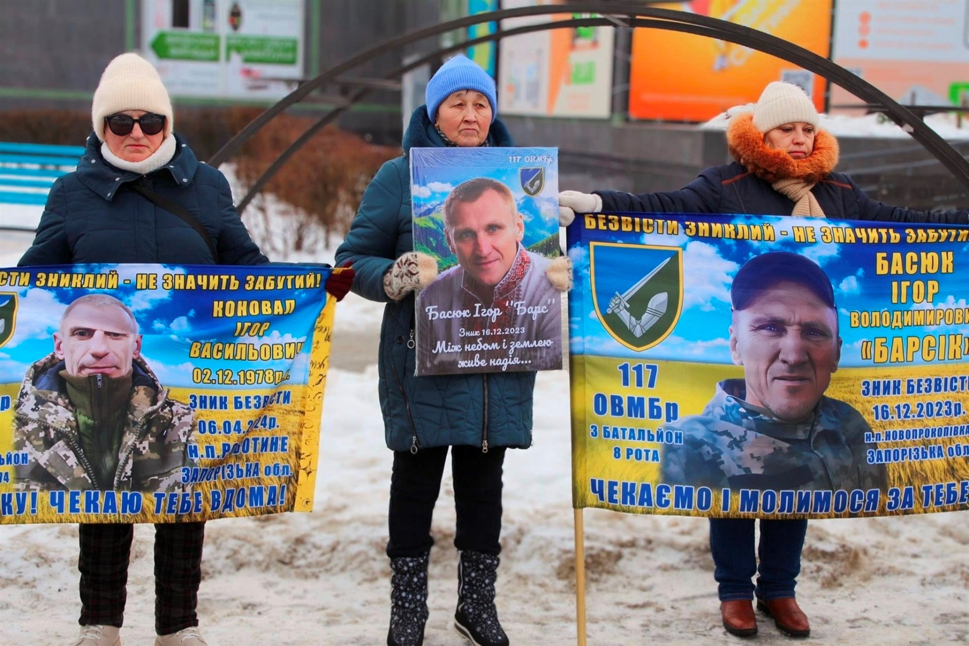 Віримо і чекаємо: у Нетішині рідні військовополонених і зниклих безвісти вийшли на акцію-нагадування