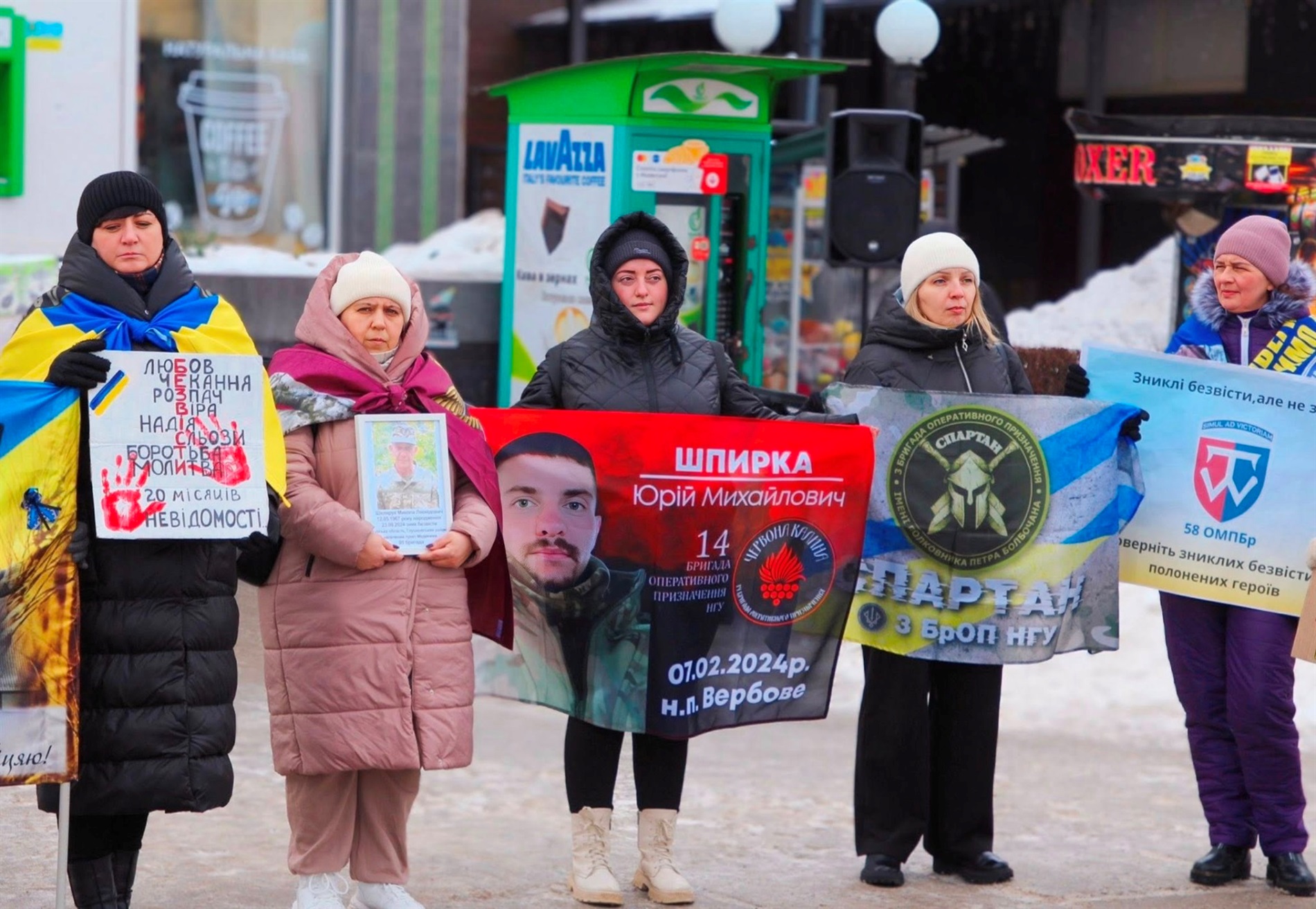 Віримо і чекаємо: у Нетішині рідні військовополонених і зниклих безвісти вийшли на акцію-нагадування