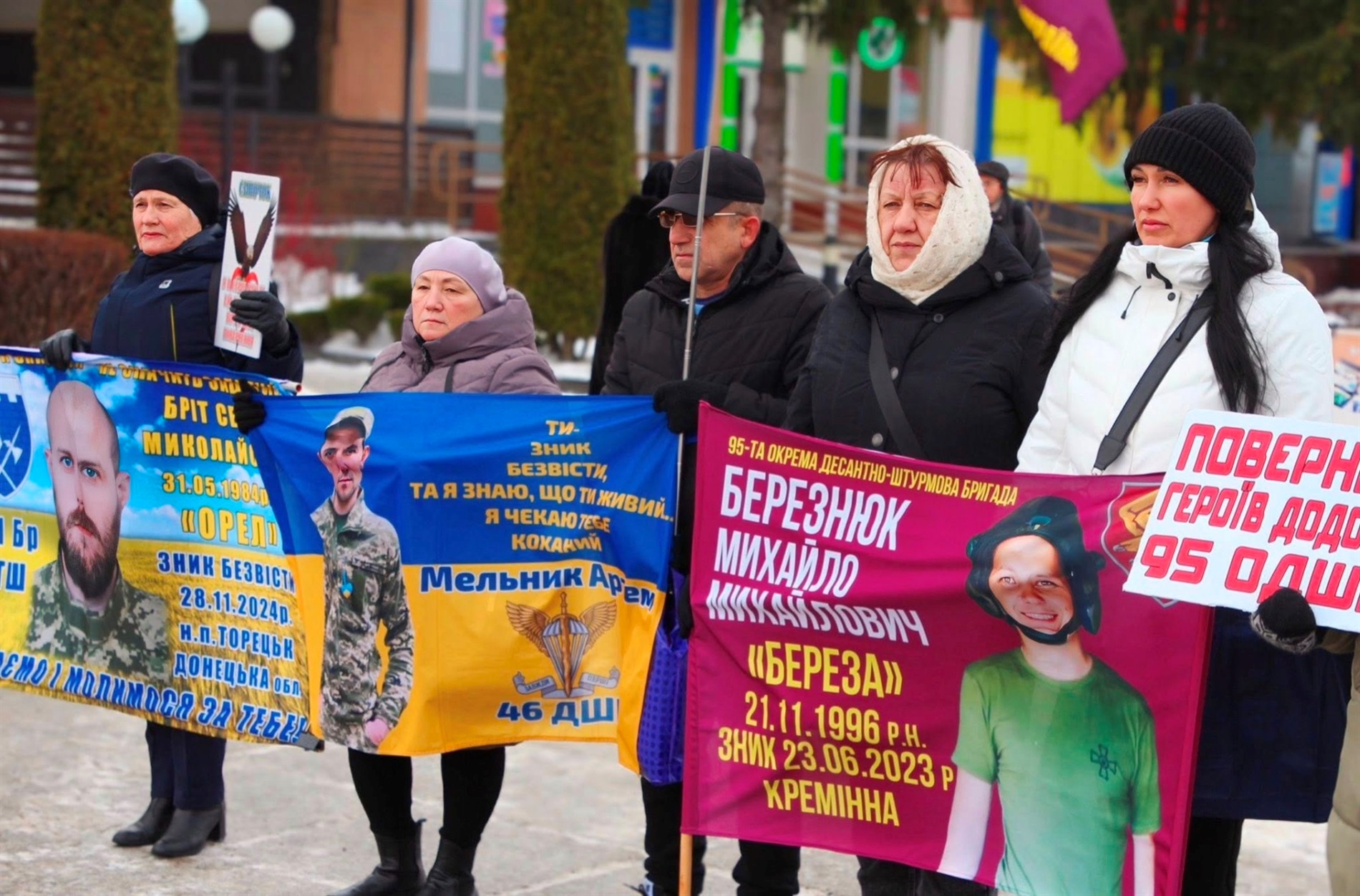 Віримо і чекаємо: у Нетішині рідні військовополонених і зниклих безвісти вийшли на акцію-нагадування