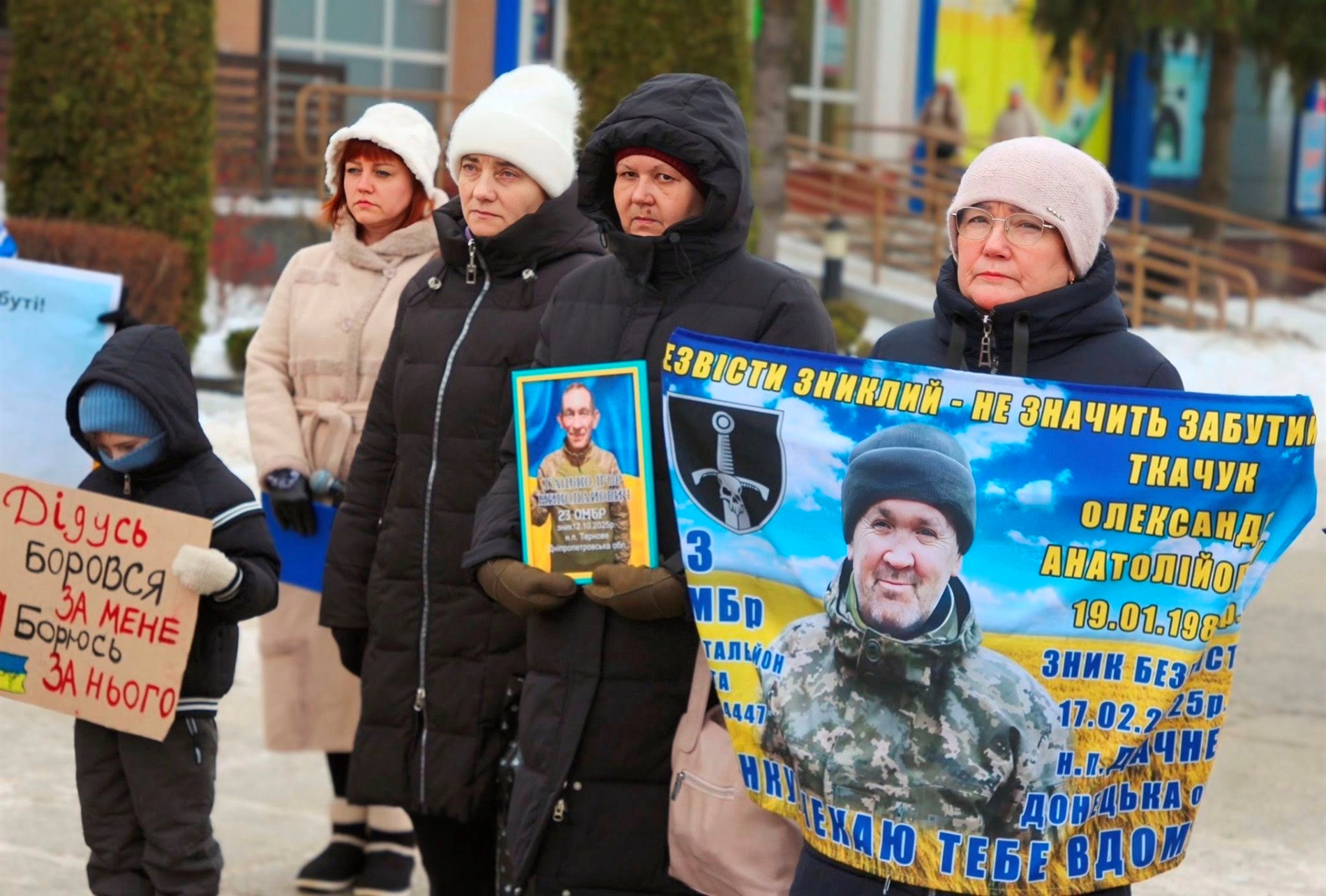 Віримо і чекаємо: у Нетішині рідні військовополонених і зниклих безвісти вийшли на акцію-нагадування