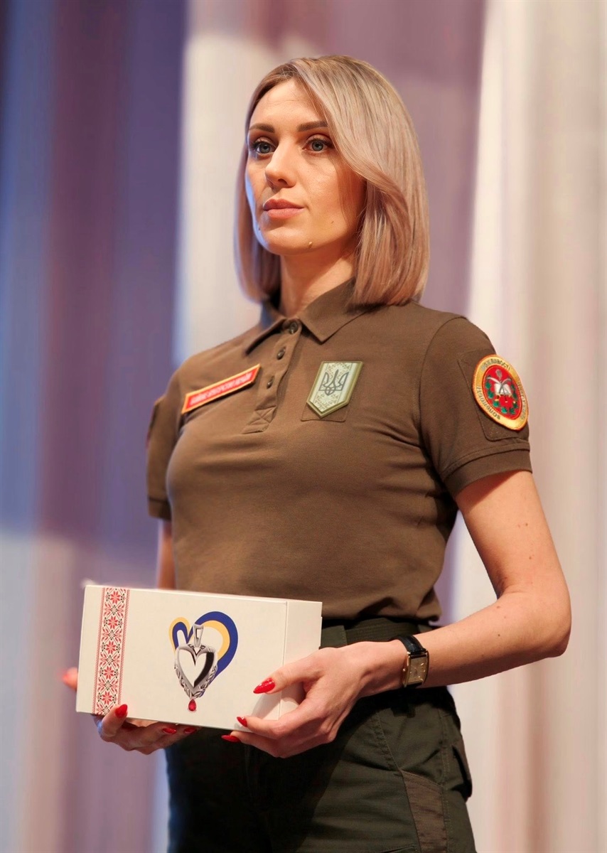 У Нетішині дітям полеглих воїнів вручили пам’ятні кулони-обереги «Батьківське серце»