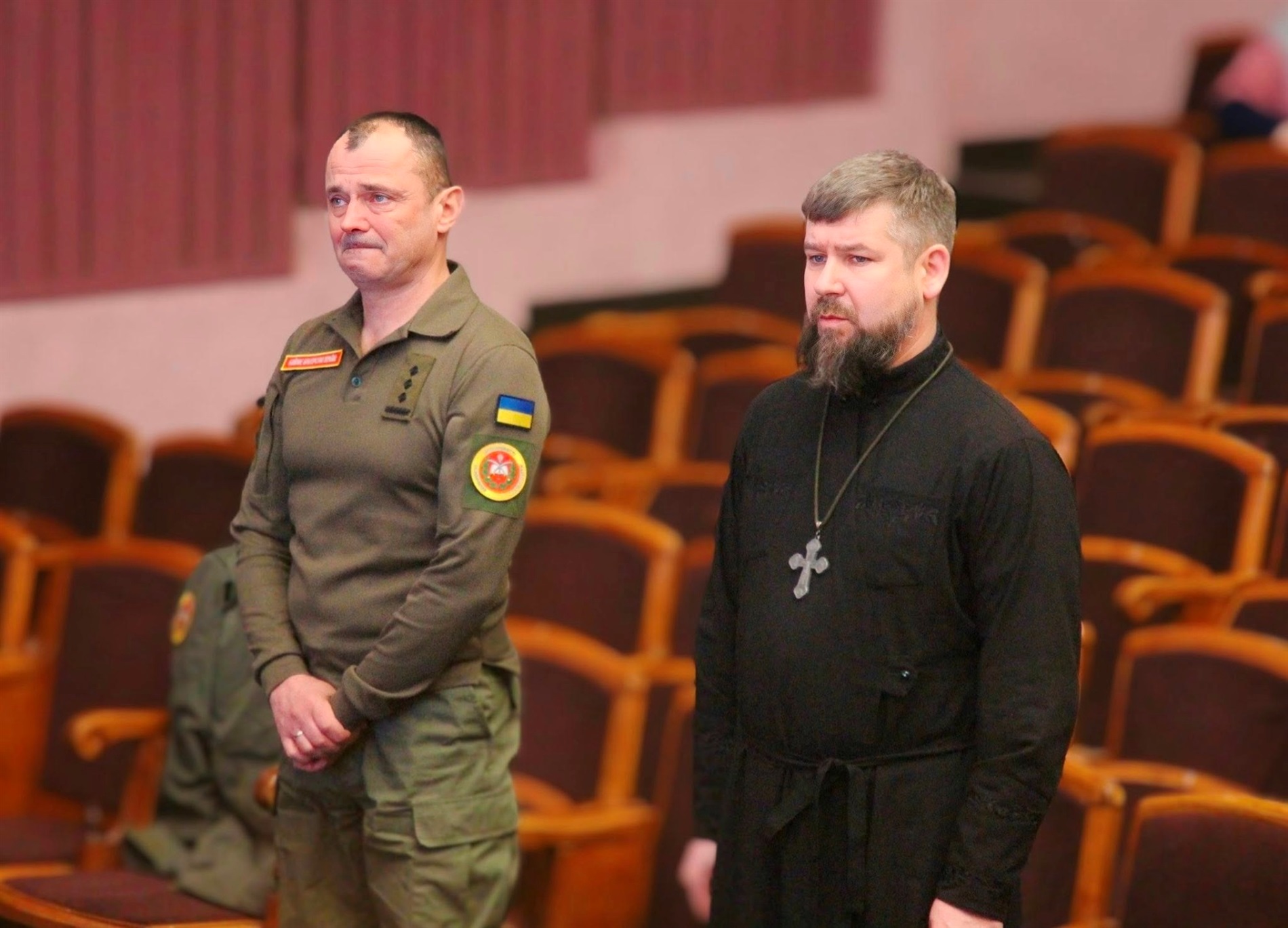 У Нетішині дітям полеглих воїнів вручили пам’ятні кулони-обереги «Батьківське серце»